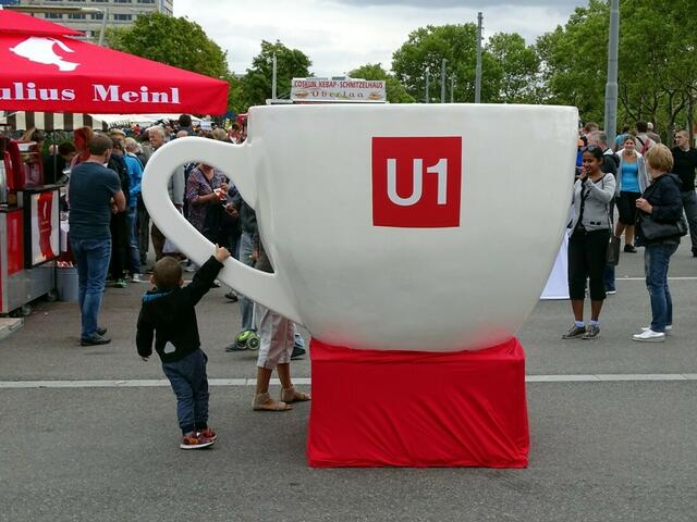 2. September 2017 - Feierliche Eröffnung der Verlängerung der Wiener U-Bahn-Linie U1: Kaffeetasse für Menschen mit einer besonders großen Klappe!