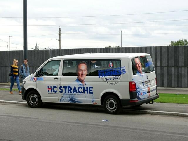 2. September 2017 - Feierliche Eröffnung der Verlängerung der Wiener U-Bahn-Linie U1: Am 15. Oktober sind Parlamentswahlen in Österreich. Hier ein Wahlkampfbus der Freiheitlichen Partei Österreichs (FPÖ).