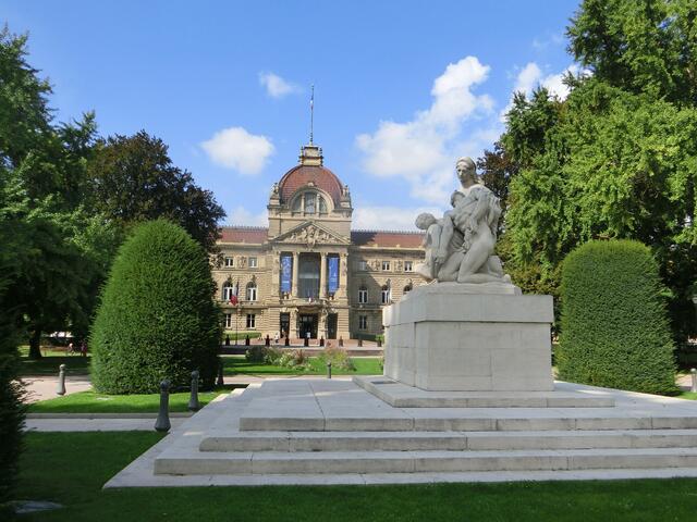 Der "Place de la Republique" mit dem ehem. Kaiserpalast und dem Denkmal für die Söhne des Elsass im Vordergrund.
