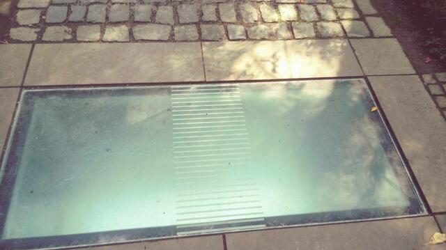 Das Glasgrab Friedhof Puetz-Roth in Bergisch Gladbach