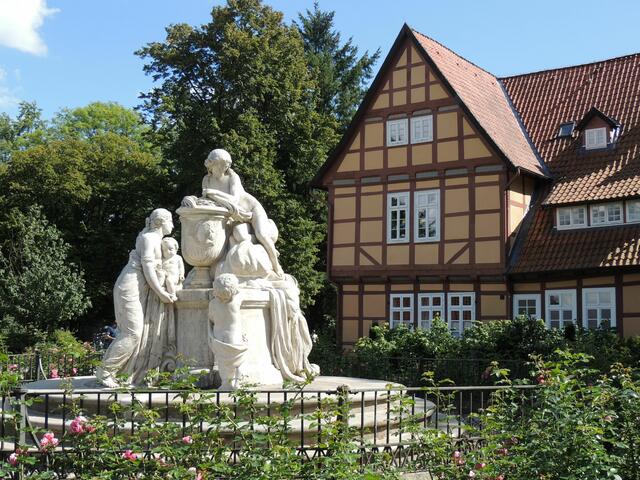 Denkmal zur Erinnerung an die in Celle verstorbene Königin Caroline Mathilde von Dänemark im Park.