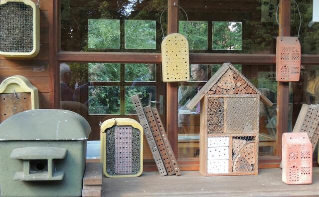 Kleine Wildbienenhotels