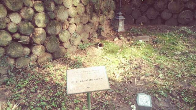 Die Klagemauer auf dem  Friedhof Puetz-Roth in Bergisch Gladbach