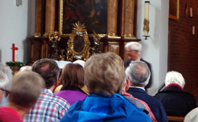 Pfarrer Markus Schrom begrüßt die Wanderer in der Kobelkirche