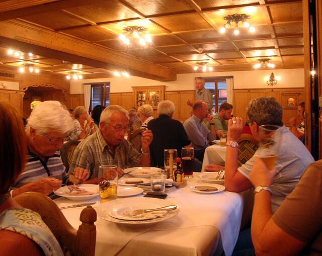 der erlebnisreiche Tag wird bei einem gemeinsamen Abendessen abgerundet.