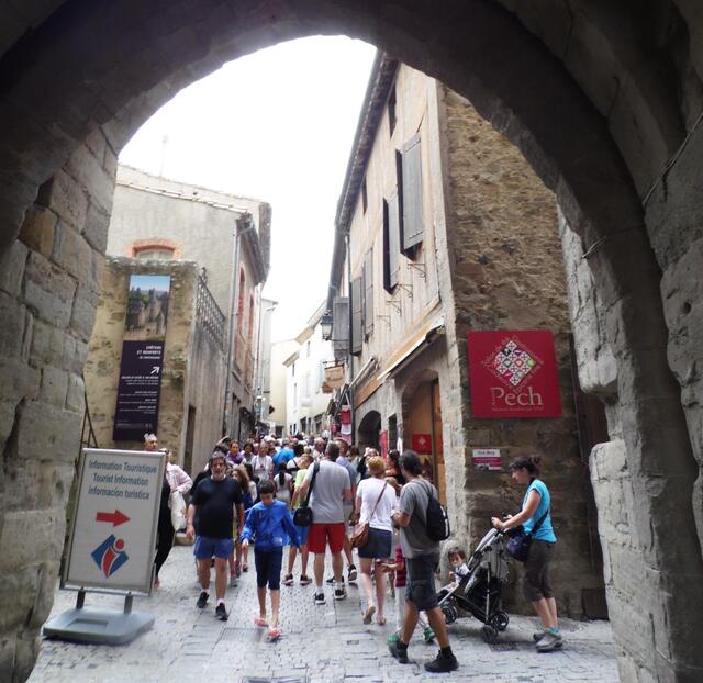 Nur in den Hauptgassen mit den vielen Geschäften und Einkehrmöglichkeiten schieben die Massen durch. In den Nebengassen ist es ruhiger.