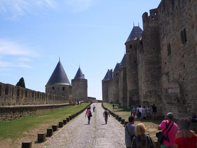 Zwischen den beiden Mauerbollwerken fanden im Mittelalter Ritterturniere statt. So manche Lanze wird dort zerbrochen sein, so manches Schwert hat eine Scharte bekommen. Und so manches Burgfräulein wird voller Bewunderung zugeschaut haben und den tapferen Recken ihren Beifall gespendet haben.