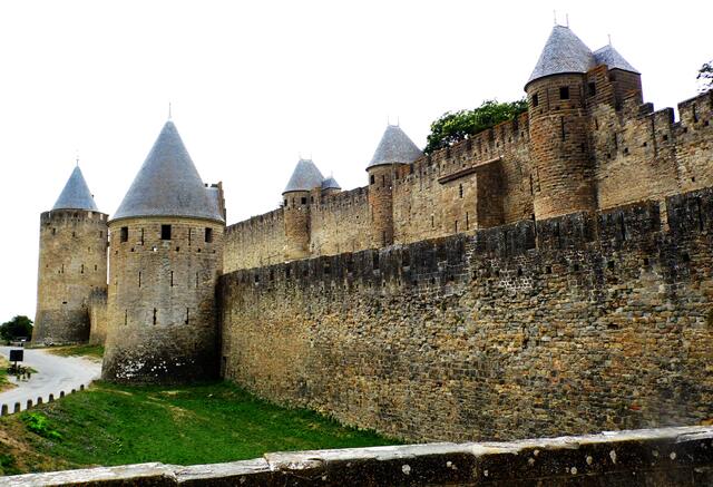Ein kompletter Doppelring von hohen Mauern umgibt die Stadt auf einer Länge von drei Kilometern. Man kann sich kaum vorstellen, dass auch dieses Festungsbollwerk, zumal von breiten Wassergräben umgeben, erstürmt werden konnte.