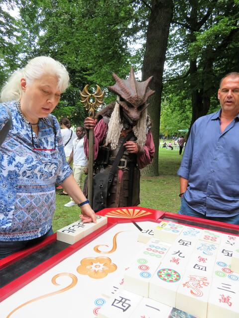 Auch Erwachsene,spielten gern,ein Ungeheuer guckt zu.