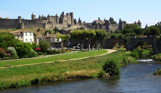 Und zum Abschluss setzen wir uns ans Ufer der Aude und lassen diese unwirklich scheinende Kulisse noch einmal in aller Ruhe auf uns wirken.