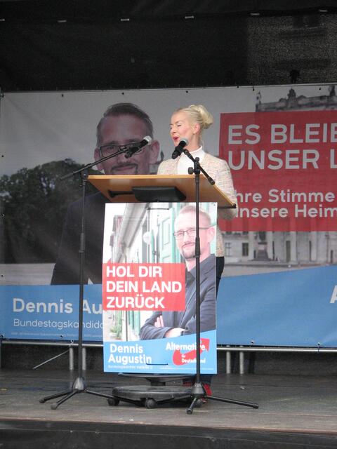 Petra Federau eröffnet die Veranstaltung mit den üblichen Mitteilungen zum Verhalten.