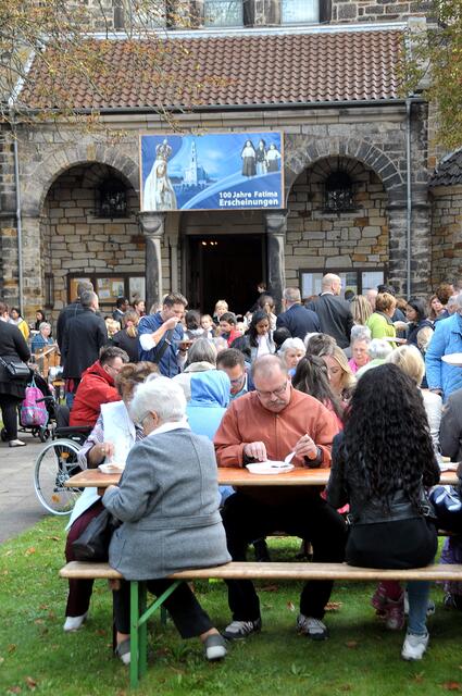 Dre Kirchplatz war zum Gemeindefest gut besucht.