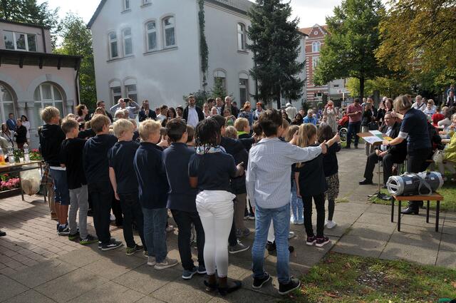 Die Kinder der katholischen Kardinal-Bertram-Schule brachten ein Ständchen.