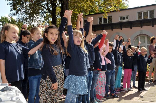 Die Kinder der katholischen Kardinal-Bertram-Schule brachten ein Ständchen.