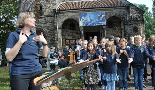 Die Kinder der katholischen Kardinal-Bertram-Schule brachten ein Ständchen.