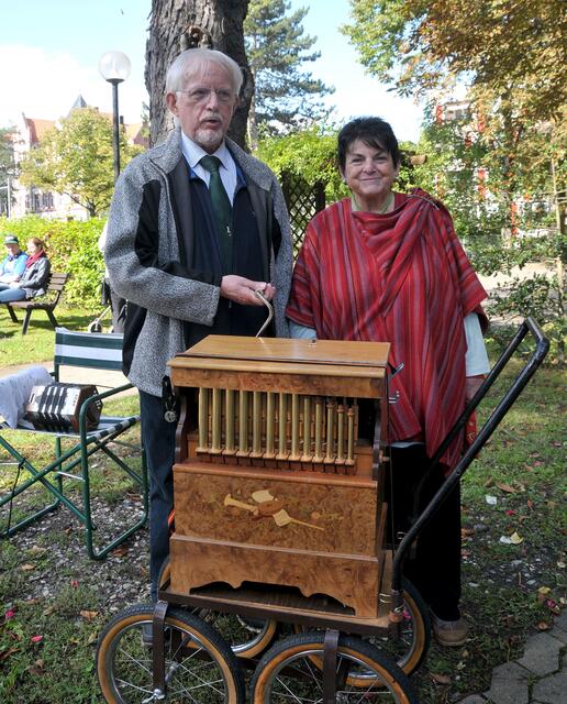 Antonie und Wolfgang Wohlgemuth umrahmten das Pfarrfest mit der Drehorgel musikalisch.