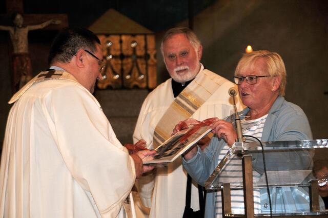 Auch Helga Witte hatte ein Abschiedsgeschenk mitgebracht: Ein Fotobuch mit Aufnahmen aus dem Gemeindeleben der letzten 14 Jahre.