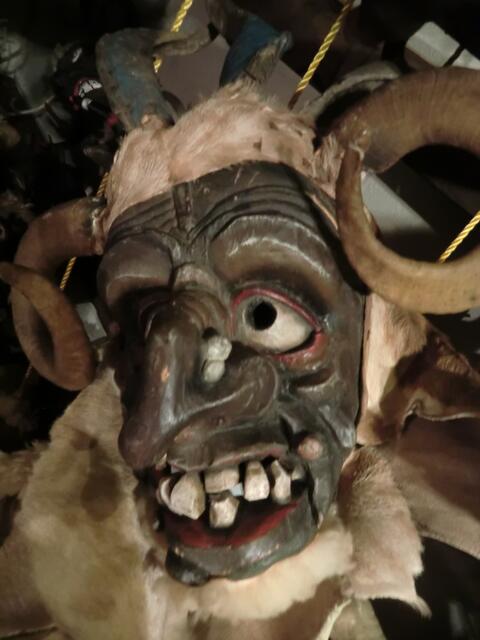 Eine Perchtenmaske (Peaschtn) von Angerberg bei Wörgl in Tirol