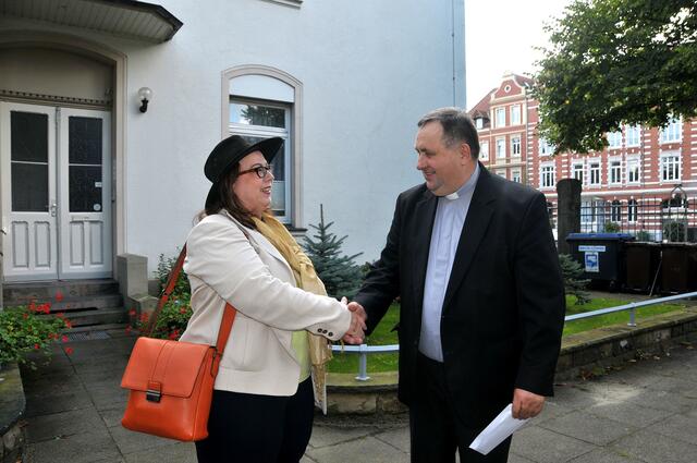 Auch Bezirksbürgermeisterin Antje Kellner sagte dem Pfarrer auf Wiedersehen.