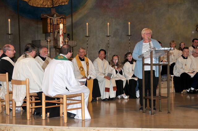 Viele Dankesworte: Hier wünschte Helga Witte vom Pfarrgemeinderat Dr. Mieczyslaw Pyrek alles Gute.