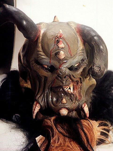 Alien-krampus aus Kufstein (Schnitzer Ktonthaler)