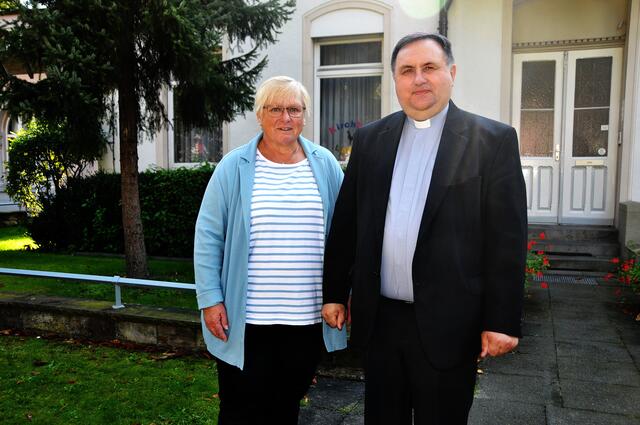 Helga Witte, Vorsitzende des Pfarrgemeinderats, mit Pfarrer Dr. Mieczyslaw Pyrek.