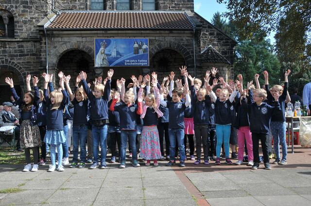 Die Kinder der katholischen Kardinal-Bertram-Schule brachten ein Ständchen.