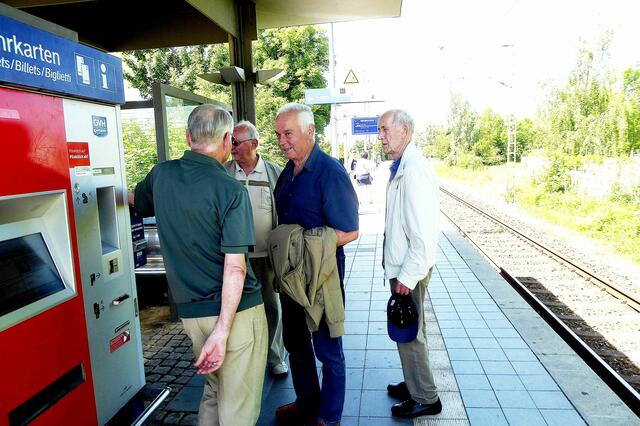 ..... nach dem Essen ging es wieder zum Bahnhof aber der Zug nach Hannover viel aus und so fuhren wir erst mit dem Zug nach Haste und von dort nach Egestorf zurück.