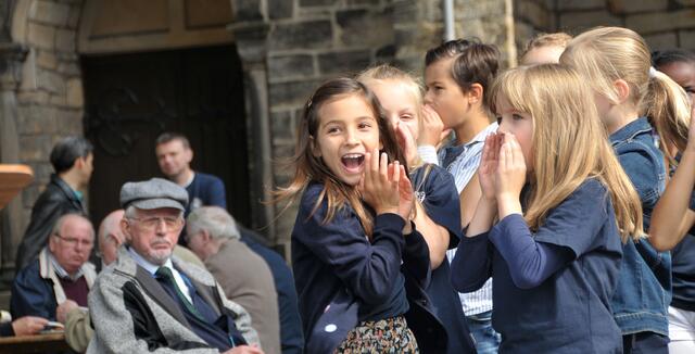 Die Kinder der katholischen Kardinal-Bertram-Schule brachten ein Ständchen.