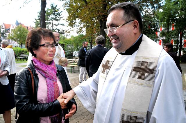 Nach der Andacht am Nachmittag verabschiedeten sich die Gemeindemitglieder noch einmal persönlich vom scheidenden Pfarrer.