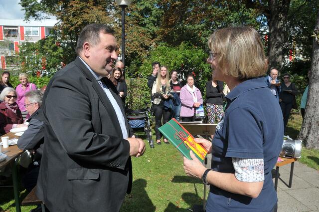 Rektorin Andrea Urlaub von der Kardinal-Bertram-Schule verabschiedet Pfarrer Dr. Pyrek.