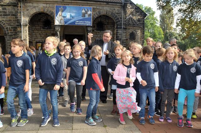 Die Kinder der katholischen Kardinal-Bertram-Schule brachten ein Ständchen.