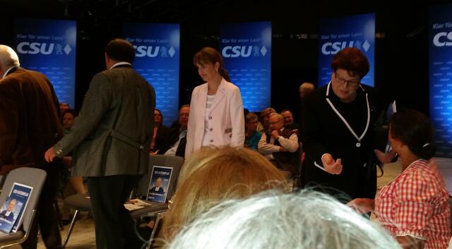 Landtagspräsidentin Barbara Stamm kommt in die Halle