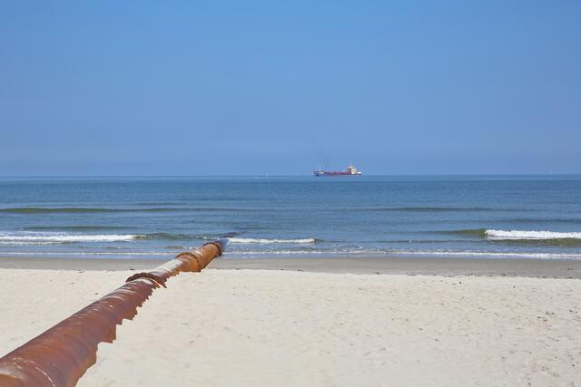Und wo kommt der ganze Sand her? Ja, von dort draußen - von den Schiff!