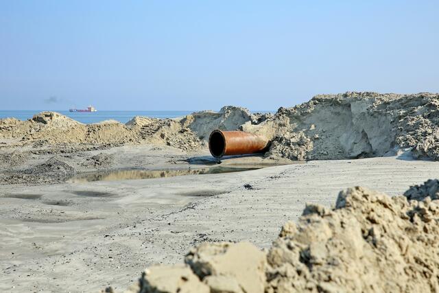 Das Wasser/Sand-Gemisch kündigt sich mit Zischen und Poltern an.