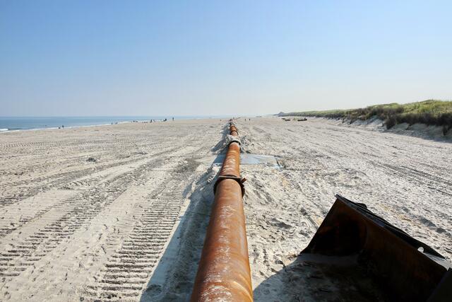 Dann geht es weit über den Strand ...