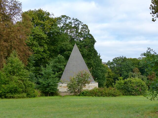 Als Pyramide gebauter, getarnter Eiskeller . Hier wurden auf drei Etagen und fünf Metern Tiefe, Lebensmittel für die Schlossküche gelagert und eingefroren. Das Eis kam aus dem Heiligen See.