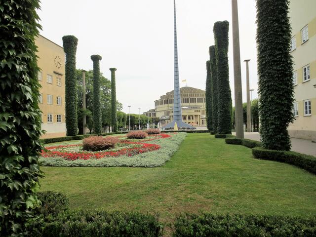 Vor der Jahrhunderthalle in Breslau