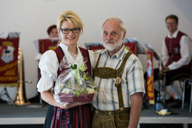 Dirigentin Heike Mayr-Hof bedankte sich mit einem kleinen Präsent bei Tanzmeister Günther Franzus.