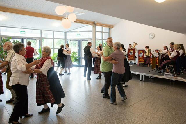 Die Wertinger Blasmusik unter der Leitung von Heike Mayr-Hof lud zum Tanz und viele Freunde des Volkstanz sind in das Foyer der Stadthalle gekommen.