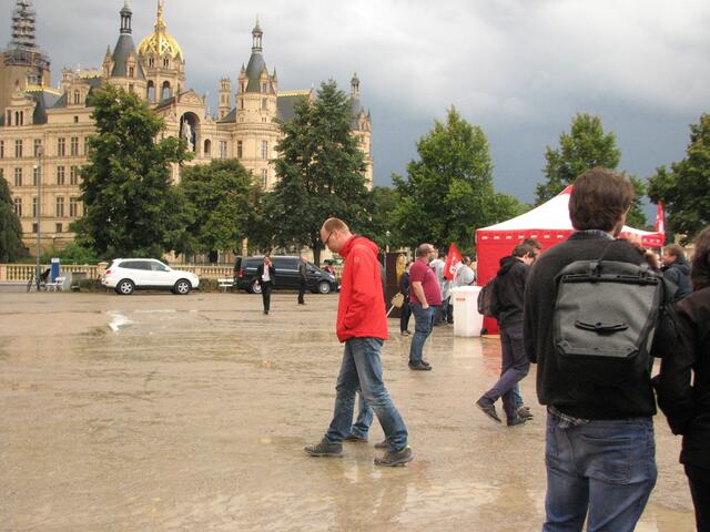 Mehrere heftige Regenschauer störten den Ablauf der Veranstaltung.