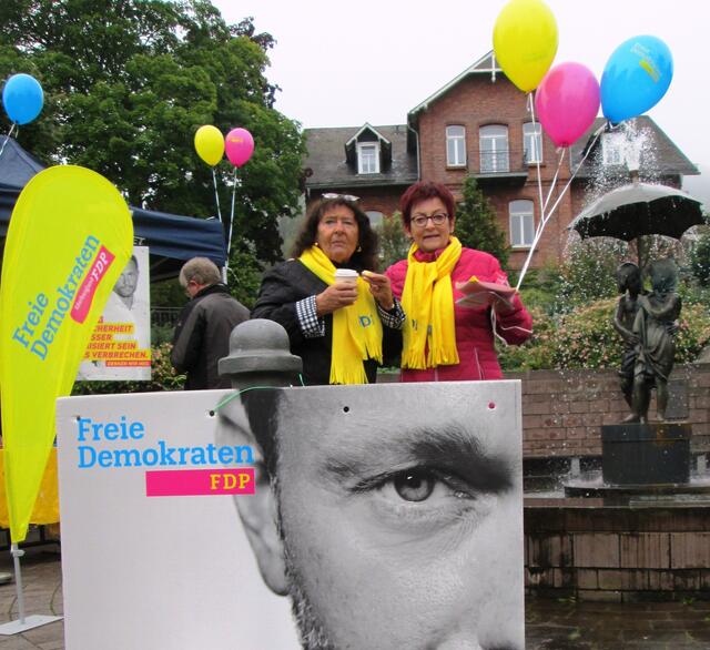 Halgard Biebighäuser und Schatzmeisterin Ursula Czekala am 16.09.2017: Liberale Frauen hinter Christian Linder und neben dem Hänsel & Gretel-Brunnen.