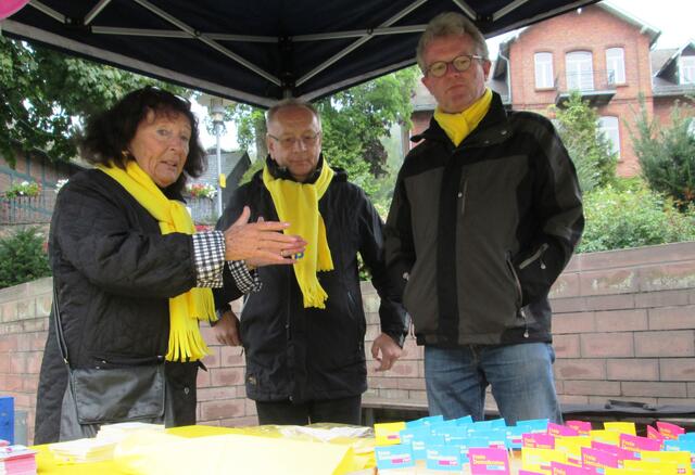 Halgard Biebighäuser im Gespräch mit dem FDP-Magistratsmitglied Siegfried Franke und Rainer Jacobs, dem Vorsitzenden der Freien Demokraten im Ederbergland.