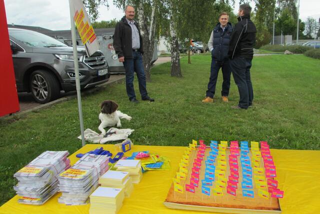 Gleich geht es los: Im Hintergrund stehen von links der Battenberger Fraktionsvorsitzende Matthias Vetter und der Wahlkreiskandidat  für Schwalm-Eder und Frankenberg Elias Knell.