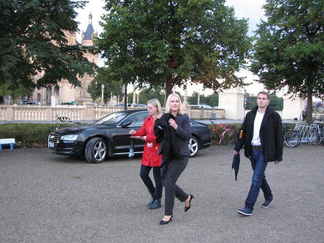 Frau Schwesig nach Ihrer Rede auf dem weg ins Museum zu Herr Schulz