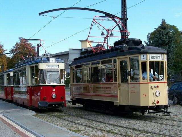 Wagen 51 mit Beiwagen 19 und Wagen 17 an der Haltestelle Theaterplatz
