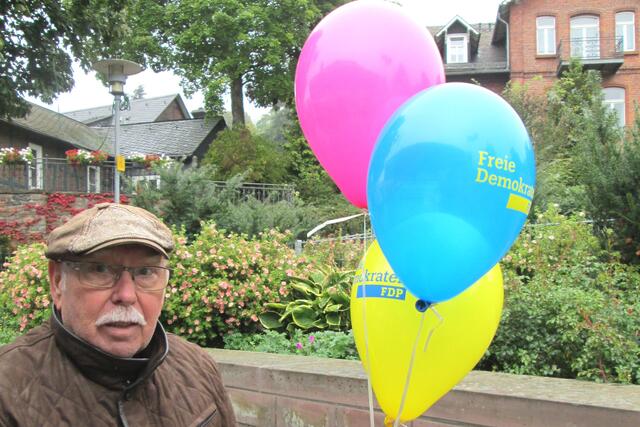 FDP-Mitglied Claus Czekala von der Interessengemeinschaft (IG) Classic Cars Hatzfeld vor dem Start von drei FDP-Ballonen.