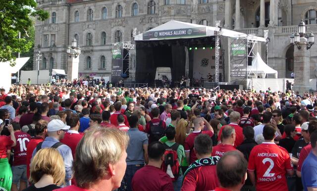 Nach der Aufstiegspartie vor dem Neuen Rathaus war klar, dass es in der neuen Saison nur gegen den Abstieg gehen könnte.
