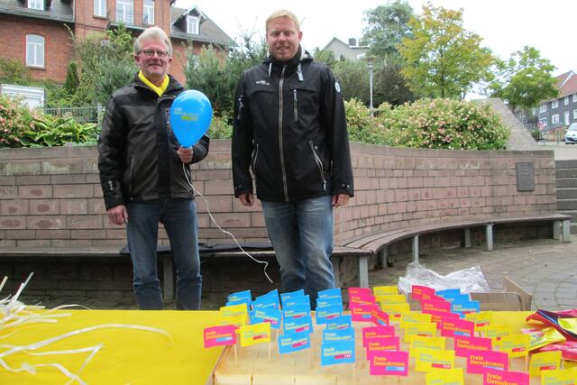 Der Ortsvorsitzende der FDP Ederbergland Rainer Jacobs und der Battenberger FDP-Stadtverordnete Bastian Belz (Laisa).