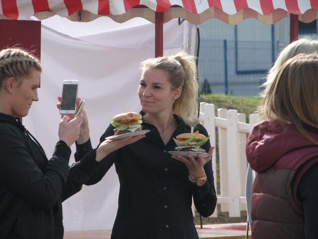 Ach Du dicker Hamburger,das muss man auch einmal im Bild festhalten.